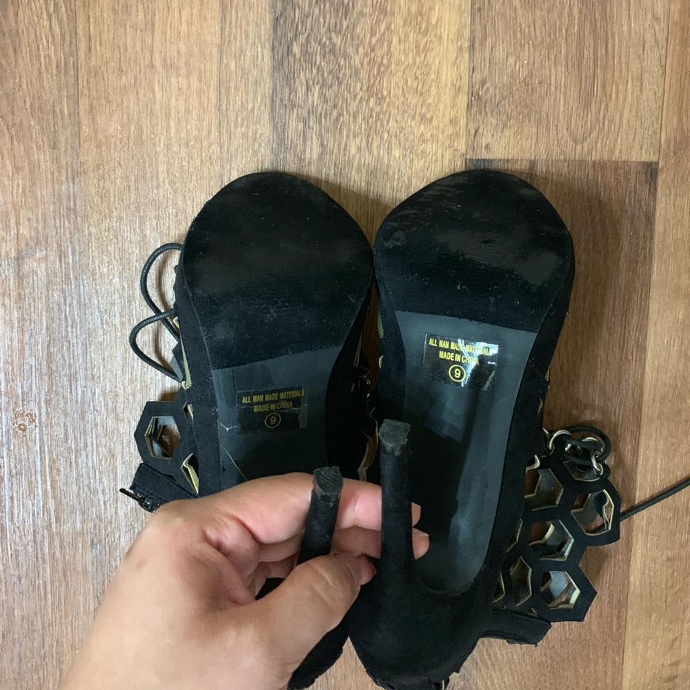 ❤️(SOLD)❤️Honeycomb Heels - Picture 4 of 4